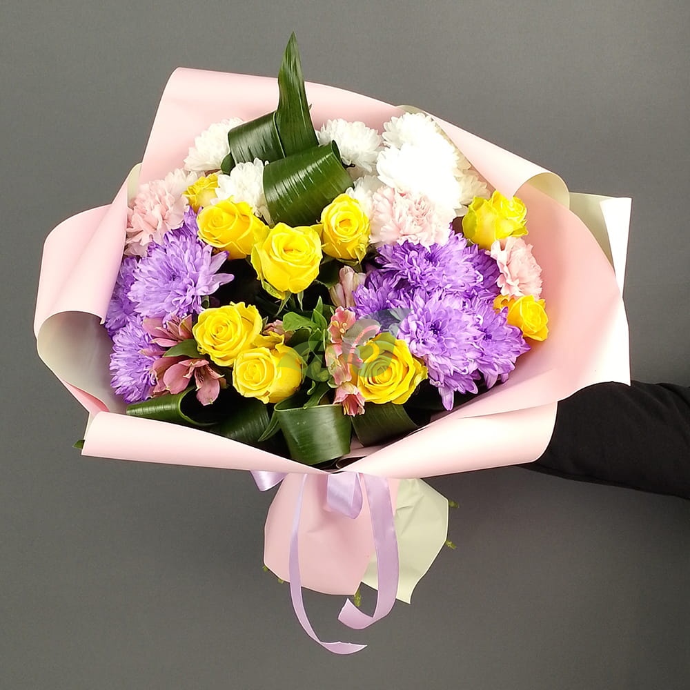 Букет «Мелодия цвета» из жёлтых роз, кустовой хризантемы, розового диантуса и розовой альстромерии