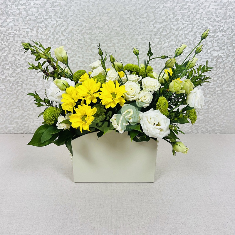 Герберы и хризантемы в коробке Нежность